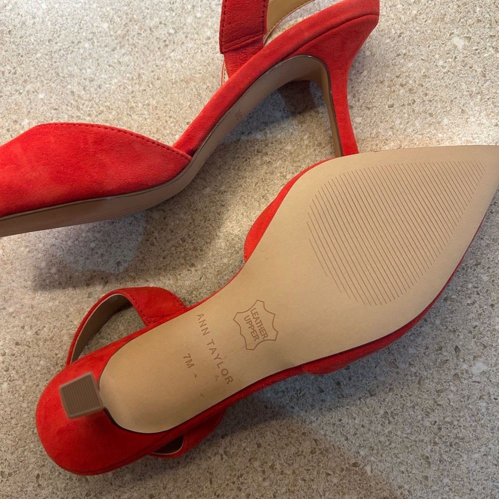 Ann Taylor Kerry Suede Slingback Pumps in Bright Cherry Size 7 - Picture 3 of 4